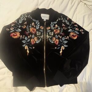 Black Floral Embroidered Jacke